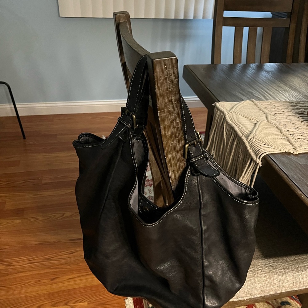 It is Italian leather tote bag .